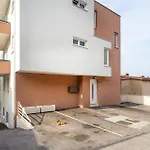아파트 2 Bedroom Stunning In *