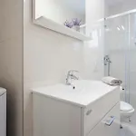 아파트 2 Bedroom Stunning In 마카르스카