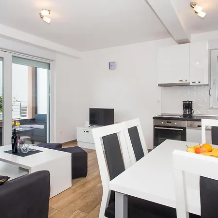 Awesome In With Kitchen Apartment *